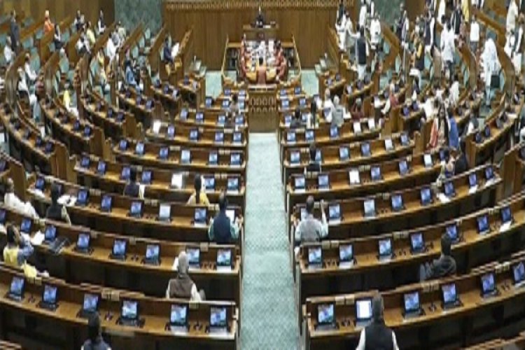 राज्यसभा में JPC रिपोर्ट पेश, हंगामे के चलते लोकसभा दोपहर 2 बजे तक स्थगित