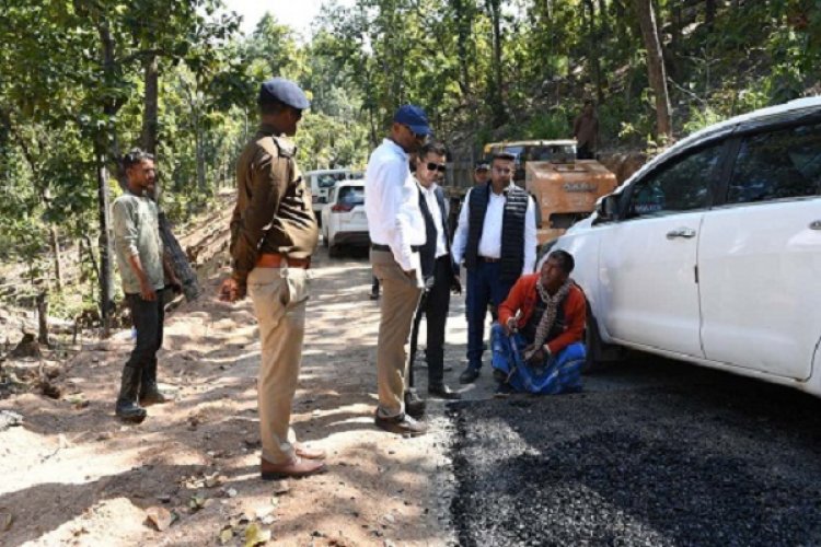 कलेक्टर एवं एसपी ने जिले के सुदूर मतदान केन्द्रों का किया निरीक्षण