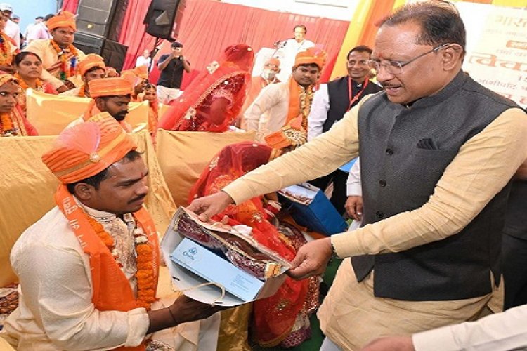 मुख्यमंत्री विष्णु देव साय ने दिव्यांगजनों के सामूहिक विवाह समारोह में नवविवाहित जोड़ों को दिया आशीर्वाद