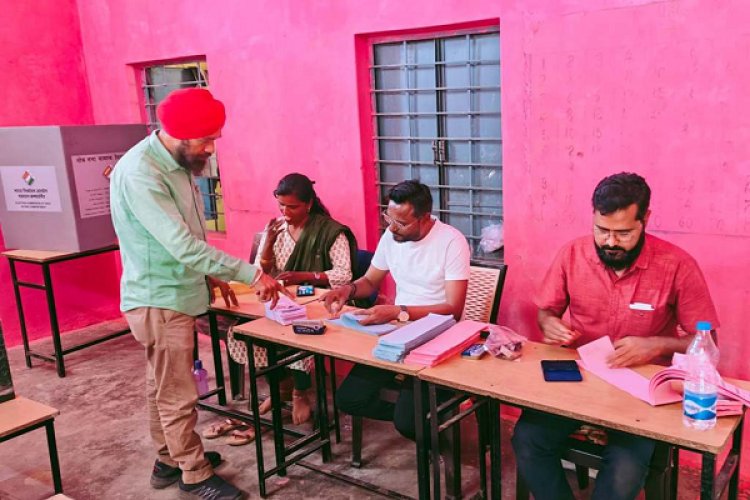 लोकतंत्र का संगम: एक बूथ, चार धर्म, एक संकल्प...