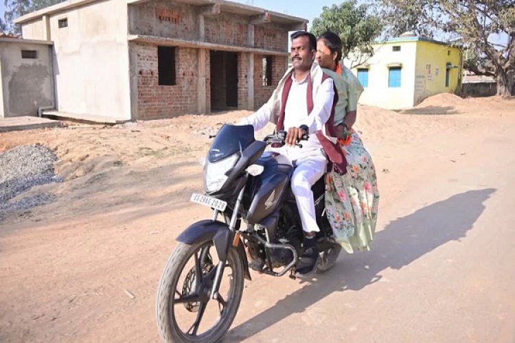 छत्तीसगढ़ की मंत्री का जुदा अंदाज, पति के साथ बाइक पर बैठकर पहुंची वोट देने