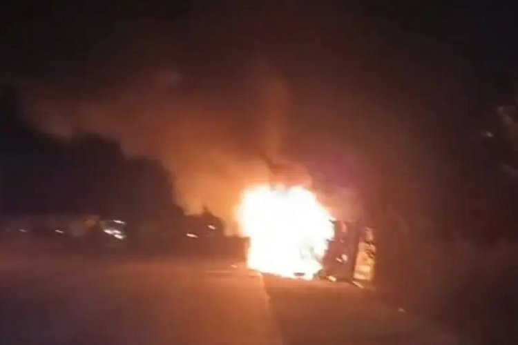 कोयला लदे ट्रेलर में लगी आग...