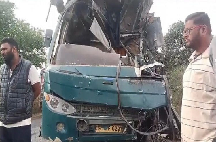 खड़ी ट्रेलर से जा टकराई यात्री बस