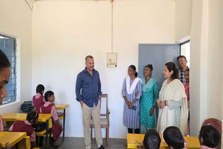 मानव जीवन ज्योति नेत्रहीन विद्यालय पहुंचकर बच्चों से मिले कलेक्टर