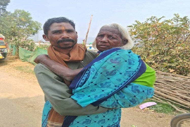 पोता अपनी बुजुर्ग दादी को गोद में लेकर पहुंचा मतदान केंद्र