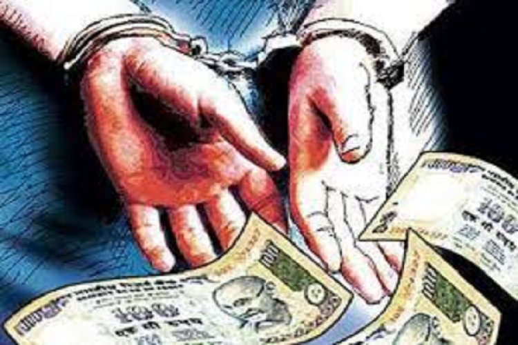 घूस लेते महिला इंस्पेक्टर गिरफ्तार
