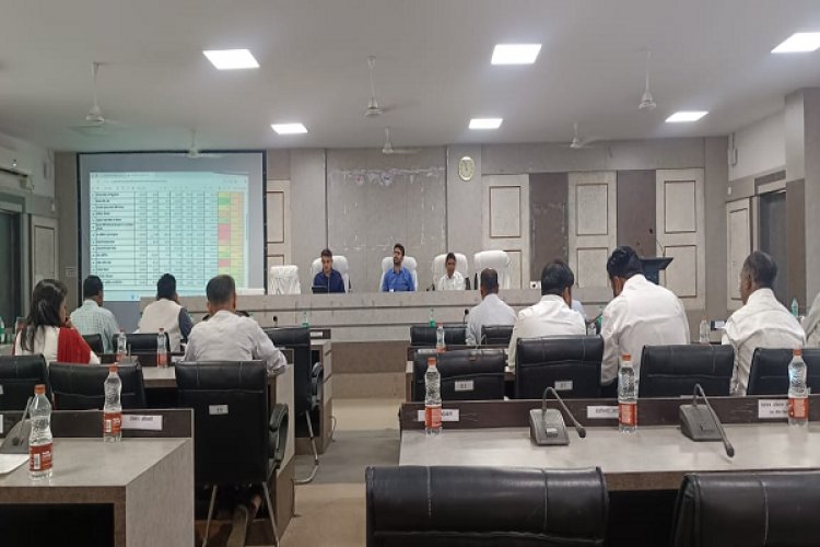 आवेदनों के समुचित निराकरण पर दें जोर : कलेक्टर