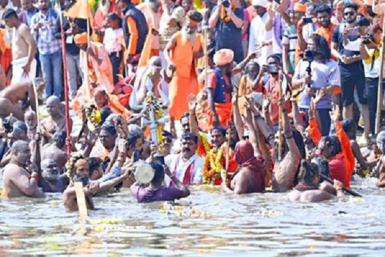महाशिवरात्रि पर उपमुख्यमंत्री ने शर्मा ने त्रिवेणी संगम में शाही स्नान किया