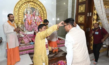 बजट पेश करने से पहले राम मंदिर पहुंचे वित्त मंत्री