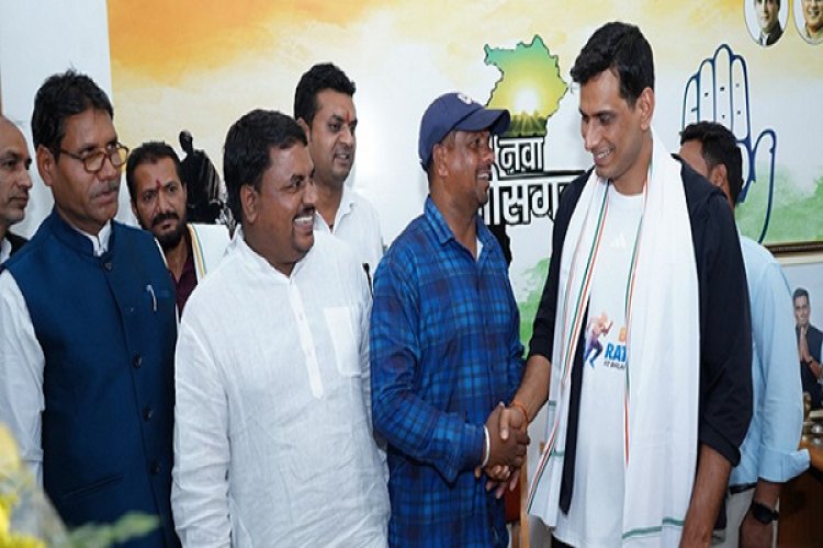 विधायक देवेंद्र यादव ने किया सेक्टर 5 कार्यालय में लोगों से भेंट मुलाकात