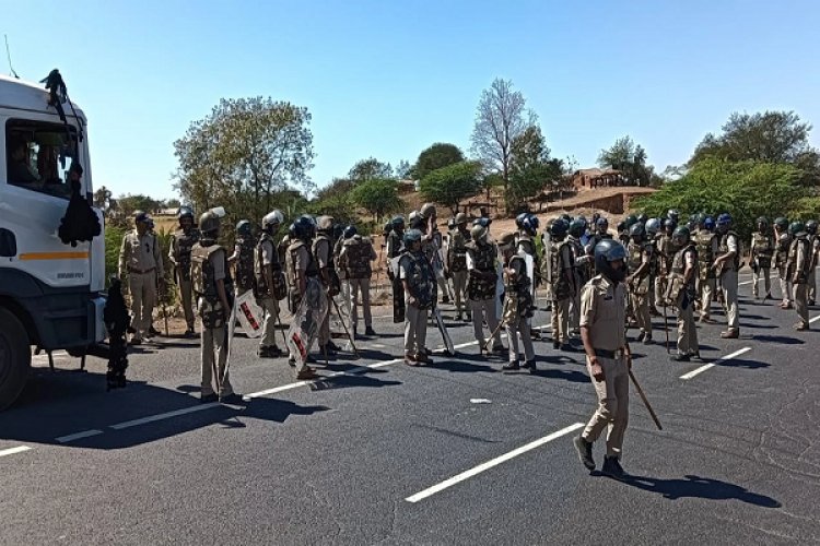 झाबुआ में डीजे वालों ने इंदौर-अहमदाबाद हाईवे पर लगाया जाम, पुलिस के वाहनों पर किया पथराव