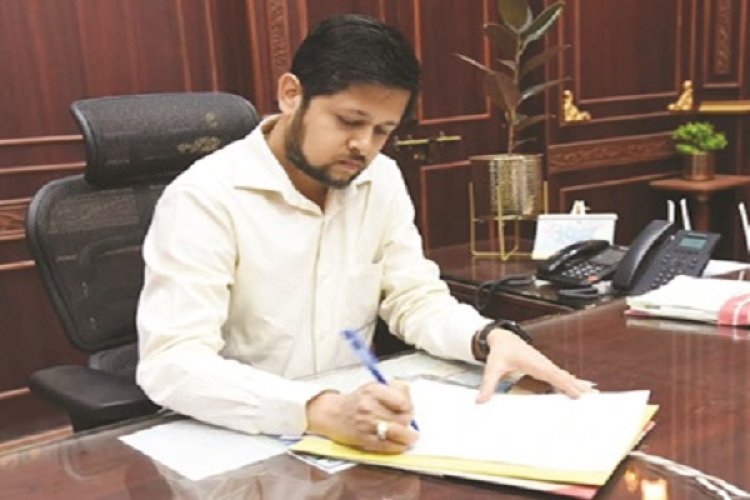 नव पदस्थ कलेक्टर अभिजीत सिंह ने पदभार ग्रहण किया