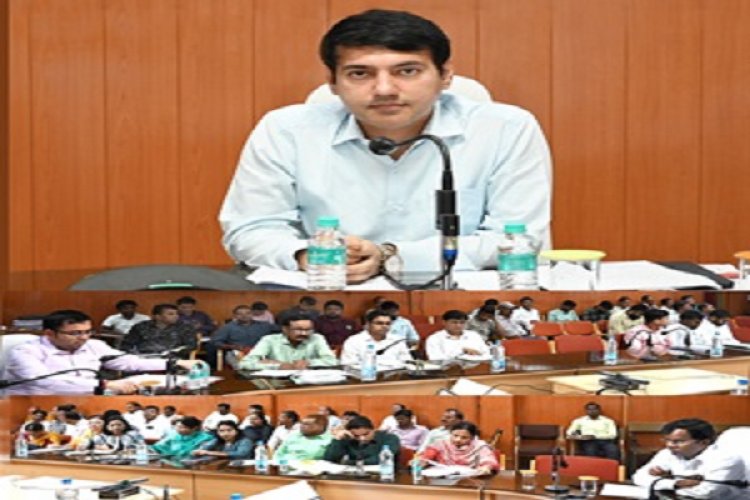 कलेक्टर ने ली साप्ताहिक समय सीमा की बैठक