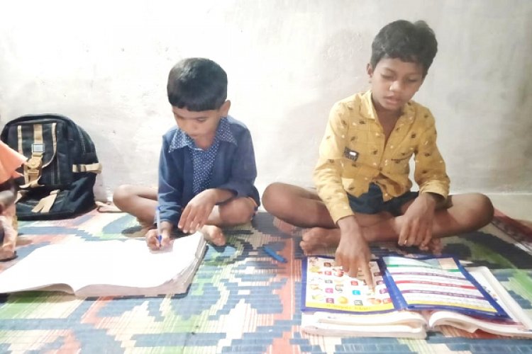 अंधेरे में जीवन बिता रहे ग्रामीणों को अब लालटेन से मिली छुटकारा