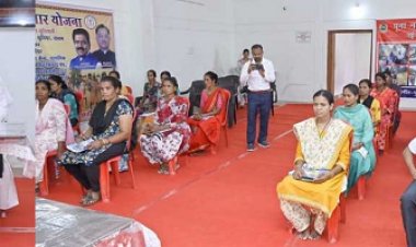 डिप्टी सीएम शर्मा ने आत्मसमर्पित नक्सलियों से की चर्चा