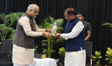 मुख्यमंत्री श्री विष्णुदेव साय ने हार्टफुलनेस योगाश्रम में योगगुरु श्री कमलेश पटेल से की भेंट : ‘मनोयोग’ कार्यक्रम में शामिल होकर नागरिकों के साथ किया मौन योग अभ्यास