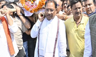 मुख्यमंत्री श्री साय ने अंतिम यात्रा में कंधा देकर उन्हें अंतिम विदाई दी।