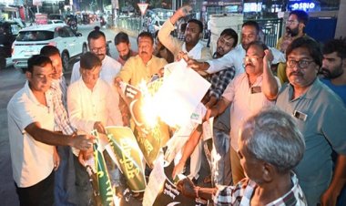 पहलगाम आतंकी हमले के विरोध में कांग्रेस कार्यकर्ताओं ने जलाया पाकिस्तान का नक्शा