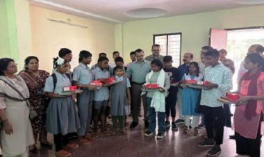 दृष्टीबाधित बच्चों को कलेक्टर भोसकर ने प्रदान किया मोबाइल