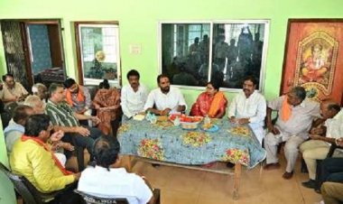 कलेक्टर ने नगरी में विकासखंड अधिकारियों की ली क्लास