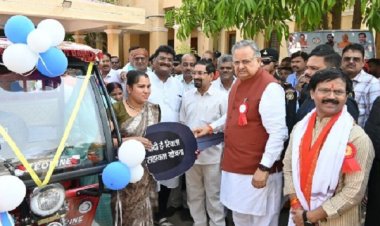 दीदी ई-रिक्शा सहायता योजना से महिलाएं आर्थिक एवं स्वावलंबन की दिशा में बनेंगी आत्मनिर्भर : डॉ. रमन सिंह