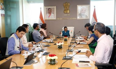 श्री प्रल्हाद वेंकटेश जोशी] माननीय कैबिनेट मंत्री] एम-एन-आर-ई- भारत सरकार से क्रेडा के माननीय अध्यक्ष एवं सी-ई-ओ-] क्रेडा द्वारा सौर ऊर्जा से संबंधित विभिन्न योजनाओं के संबंध में दिल्ली में हुई सार्थक बैठक।