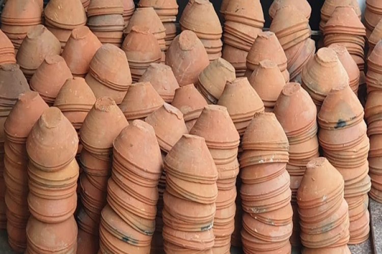 भीषण गर्मी में पक्षियों की मदद के लिए मनोहरा में मिल रहे निशुल्क मिट्टी के पात्र