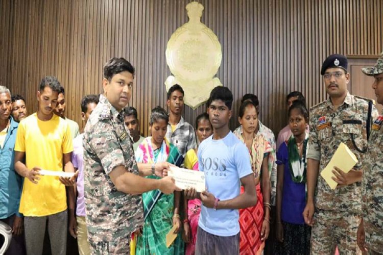 नई आत्मसमर्पण नीति: हथियार छोड़ने पर नक्सलियों को लाखों की प्रोत्साहन राशि