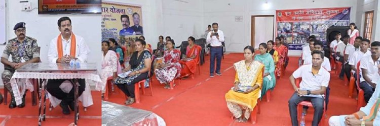 डिप्टी सीएम शर्मा ने आत्मसमर्पित नक्सलियों से की चर्चा