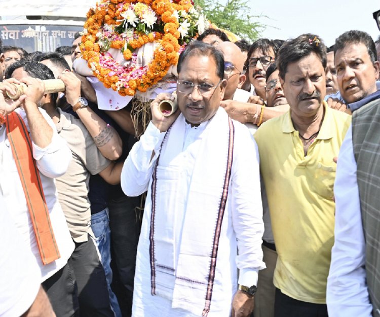 मुख्यमंत्री श्री साय ने अंतिम यात्रा में कंधा देकर उन्हें अंतिम विदाई दी।