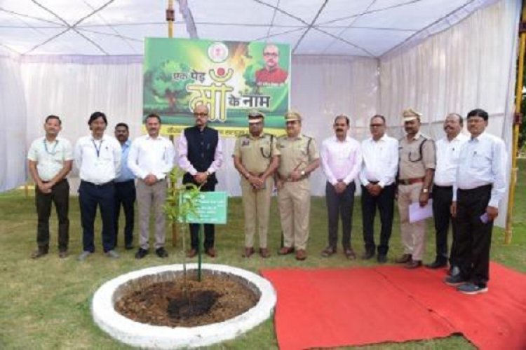 राज्यपाल डेका ने एक पेड़ मां के नाम रुद्राक्ष के पौधे का किया रोपण