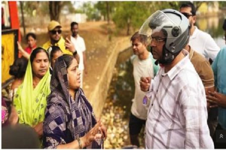 खमरिया जुनवानी में घर घर सम्पर्क करने स्कूटर से पहुंचे विधायक रिकेश सेन