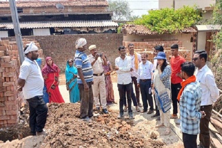 सीईओ ने निर्माणाधीन आवासों का किया निरीक्षण