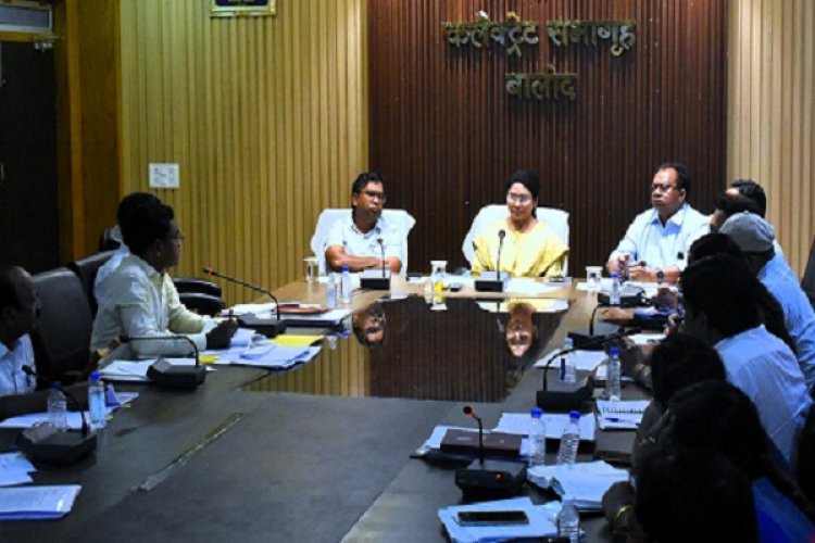 कलेक्टर ने ली समीक्षा बैठक : विभागीय योजनाओं और कार्यों के बेहतर क्रियान्वयन के लिए दिए दिशा-निर्देश