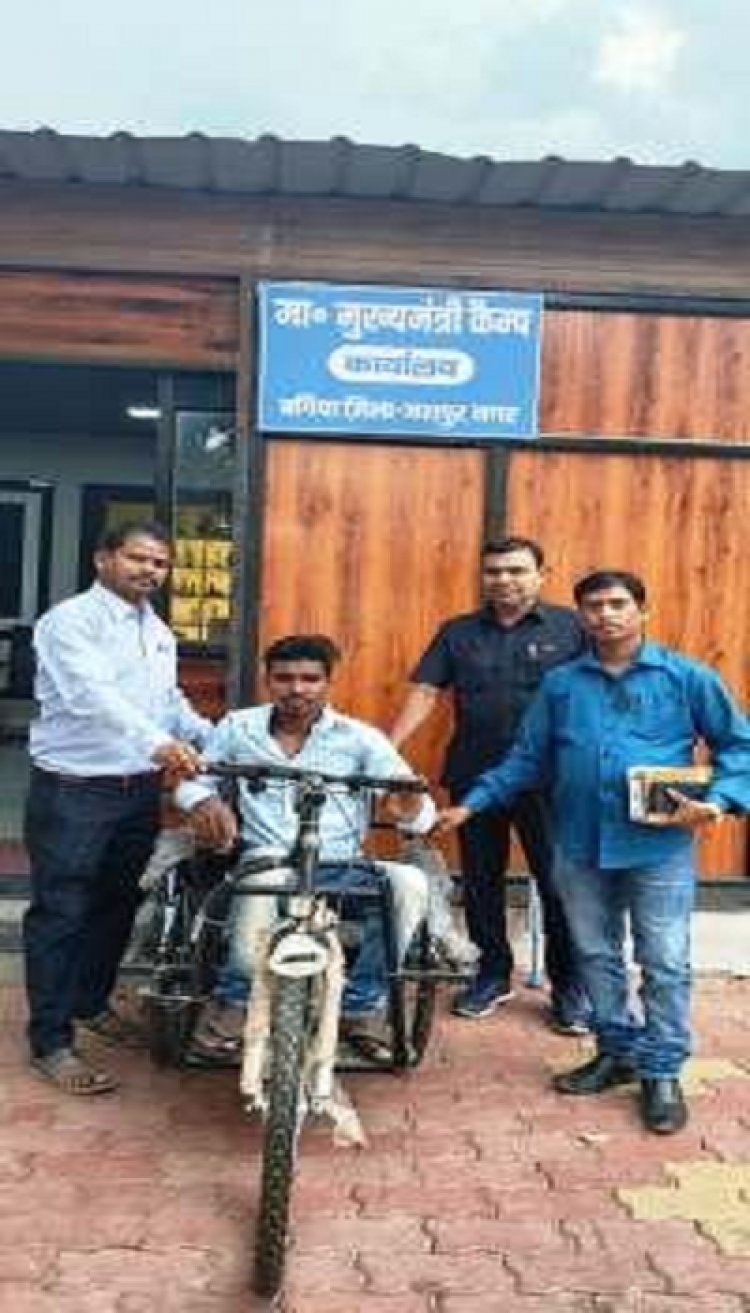 मुख्यमंत्री कैंप कार्यालय में निशक्त हेरालाल राम को प्रदान किया गया मोटराइज ट्राई सायकल और वैशाखी