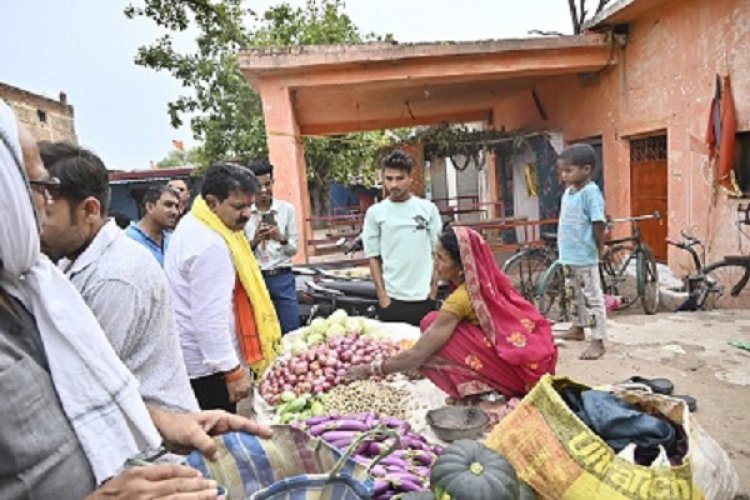 आम नागरिक की तरह सब्जी खरीदते नजर आए गृहमंत्री विजय शर्मा