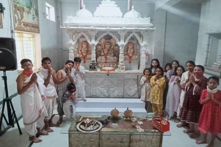 अक्षय तृतीया पर बच्चों ने की शांति की प्रार्थना, पहलगाम आतंकी हमले पर जताया रोष