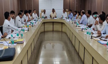 हाई सिक्योरिटी नम्बर प्लेट के संबंध में क्षेत्रीय परिवहन अधिकारियों एवं अनुबंधित कंपनियों की ली गई हाई लेवल बैठक