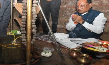 सीएम साय ने तेरहवीं शताब्दी के शिव-हनुमान मंदिर के किए दर्शन