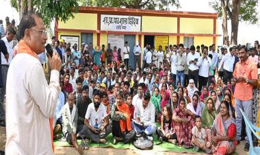 सुशासन त्यौहार: मुख्यमंत्री ने छिंदिया गांव में चौपाल लगाकर ग्रामीणों से किया संवाद