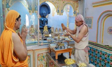 भारत में शांति-समृद्धि के लिए दिगंबर जैन मंदिर में विशेष अभिषेक व शांति धारा