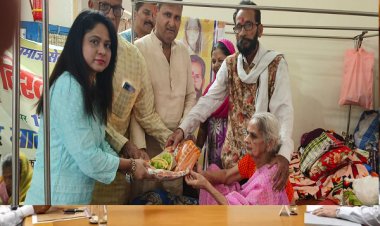 कल्याण कुंज वृद्ध आश्रम में 40 माताओं का फल मिठाई एवं वस्त्र देकर उनका सम्मान किया गया
