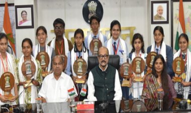 राज्यपाल श्री रमेन डेका से 10वीं एवं 12वीं बोर्ड परीक्षाओं के प्रावीण्य सूची में स्थान बनाने वाले विद्यार्थियों ने की मुलाकात