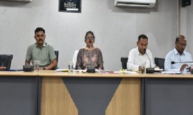 समय-सीमा बैठक में कलेक्टर ने सुशासन तिहार के आवेदनों के निराकरण की समीक्षा की
