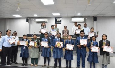 मेधावी विद्यार्थियों को कलेक्टर ने किया सम्मानित