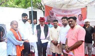 आम पेड़ की छांव में हुआ समाधान शिविर का आयोजन