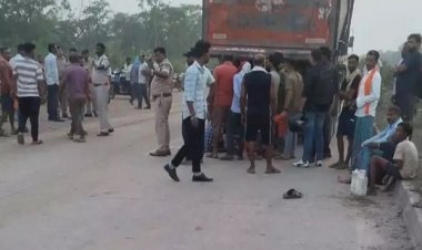 बाइक सवार को कुचलकर भागा ट्रेलर चालक, आक्रोशित ग्रामीणों ने किया रोड जाम