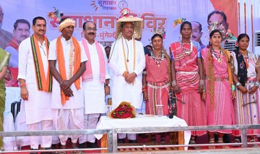 मुंगेली जिले के दुर्गम पहाड़ी क्षेत्र में बसे ग्राम बिजराकछार में पहुँचे मुख्यमंत्री विष्णुदेव साय, सुशासन तिहार के समाधान शिविर में उमड़ा जनसैलाब