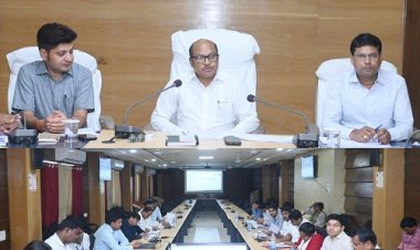 अभियान चलाकर राजस्व प्रकरणों का तेजी से करें निराकरण : कलेक्टर