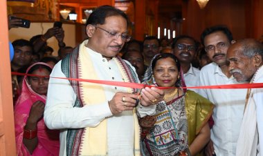 मुख्यमंत्री ने दोकड़ा में पीएम आवास योजना के हितग्राही संतु चक्रेस को चाबी देकर गृह प्रवेश कराया